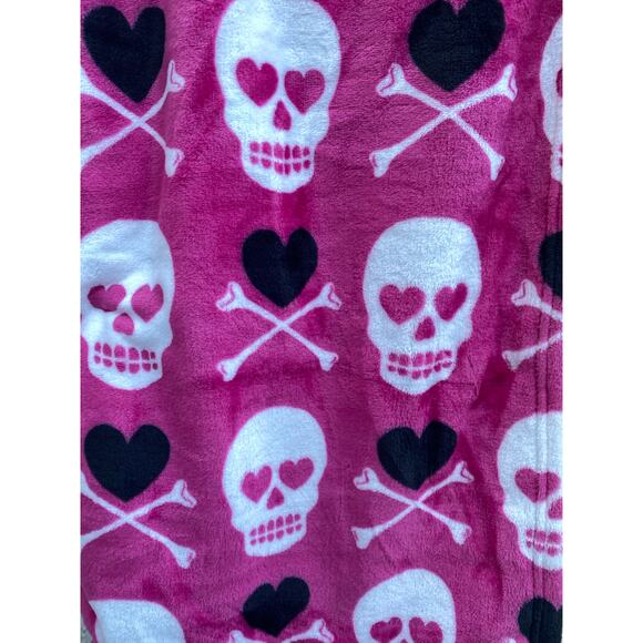Betsey Johnson Pink Skull & Crossbones Blanket 50x70 Halloween Throw - Picture 1 of 3